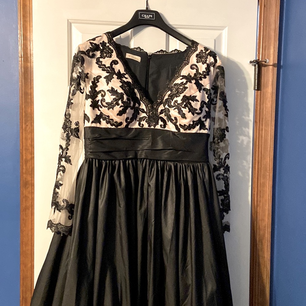 Chic Black and Cream Lace Evening Gown
